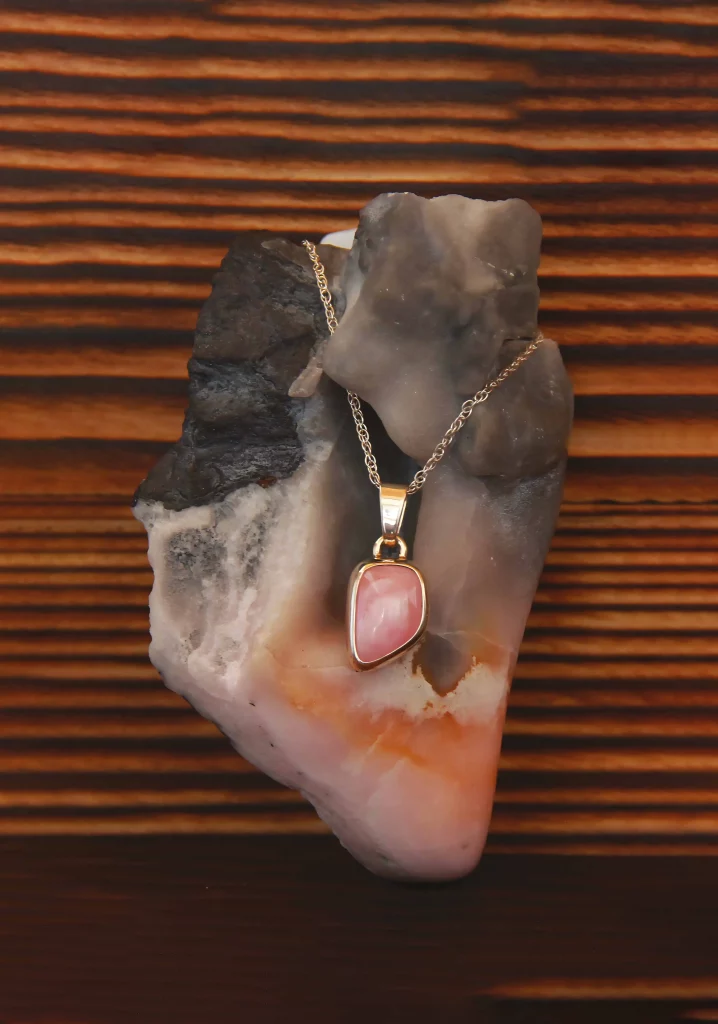 une pierre suisse et pendentif artisanal Minera Helvetica.