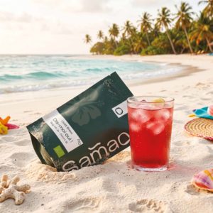 Thés et infusions bio SAMAO TEA avec boîtes de thé et boisson glacée.