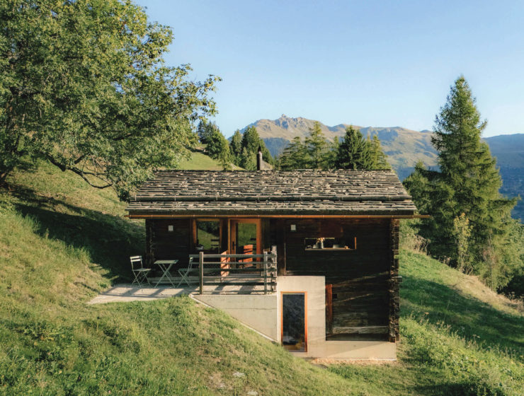 Mayen ALTYPIC dans les Alpes suisses avec terrasse ouverte sur la montagne.