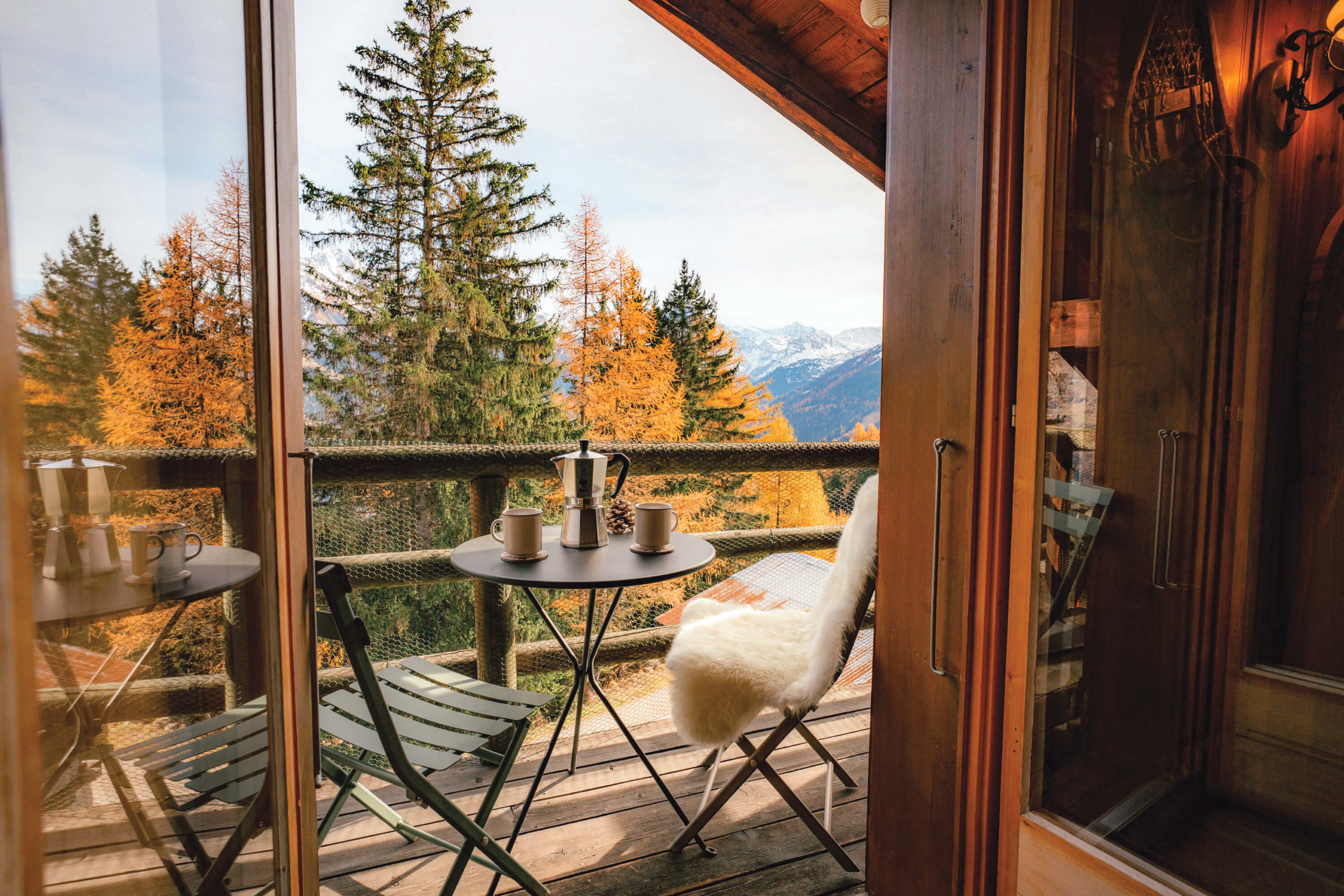 Mayen ALTYPIC dans les Alpes suisses avec terrasse ouverte sur la montagne.