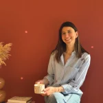 Audrey Toby de Maison Croissance assise avec une tasse dans un intérieur chaleureux.