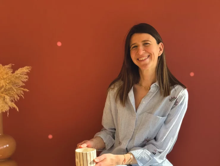 Audrey Toby de Maison Croissance assise avec une tasse dans un intérieur chaleureux.