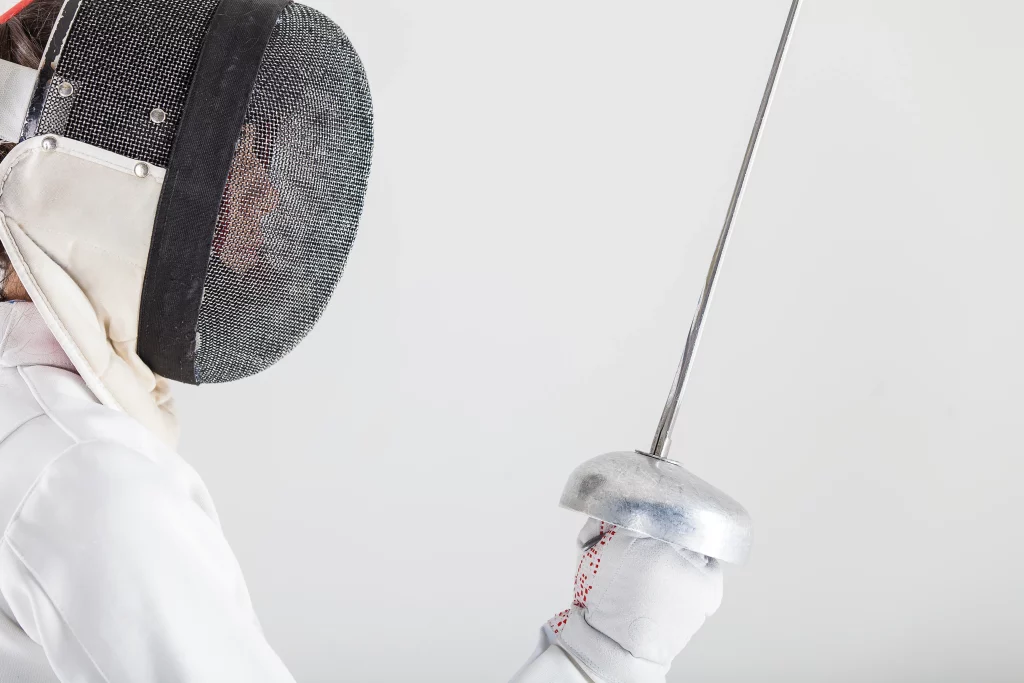 Visuel du publireportage Hôpital de La Tour consacré au rôle de l’activité physique, notamment de l’escrime, dans la prévention et l’accompagnement autour du cancer du sein.